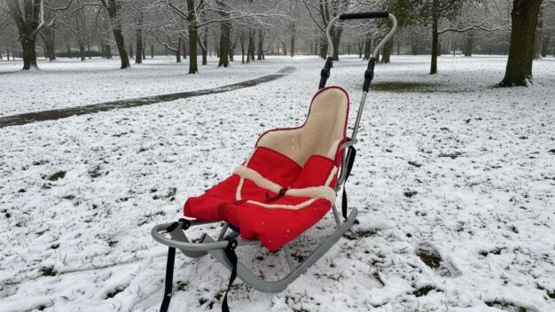 Die besten Babyschlitten für Spaziergänge im Schnee - © dadslife.de