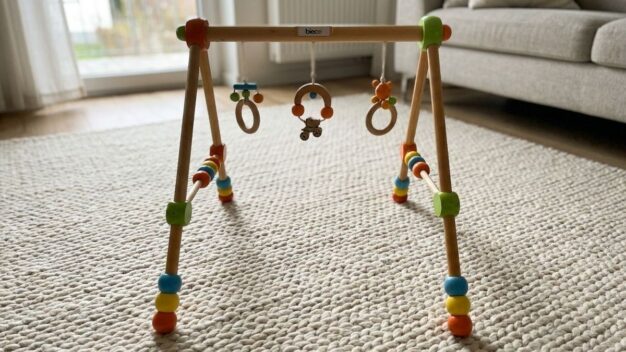 Die besten Spieltrapeze aus Holz für Babys - © dadslife.de