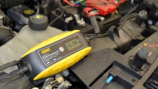Die besten Autobatterielader im Test - © ADAC