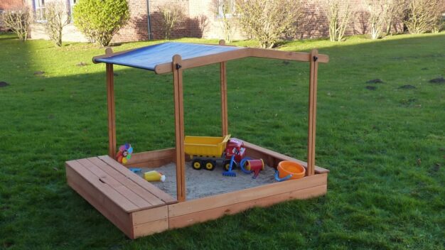 Die besten Sandkasten mit Dach im Test - © Promadino