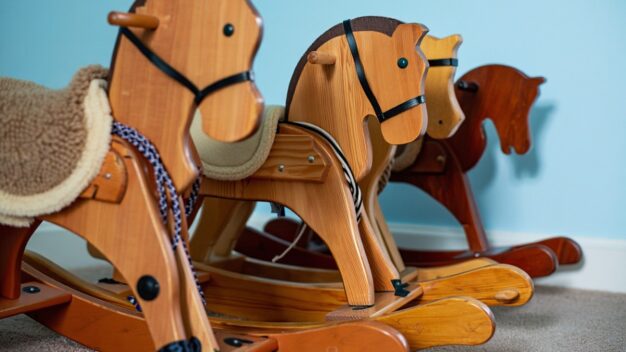 Die besten Schaukelpferde für Kinder im Test - © Dadslife.de / ReveArt