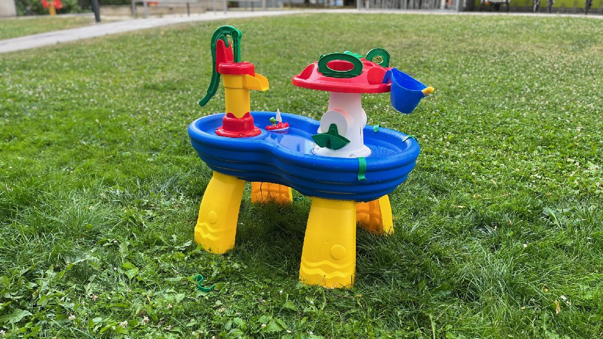 Die besten Wasserspieltische –  © Christian Eberle-Abasolo / dadslife.at